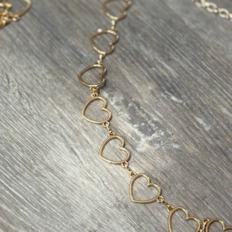 Cinto cadena dorado con corazones