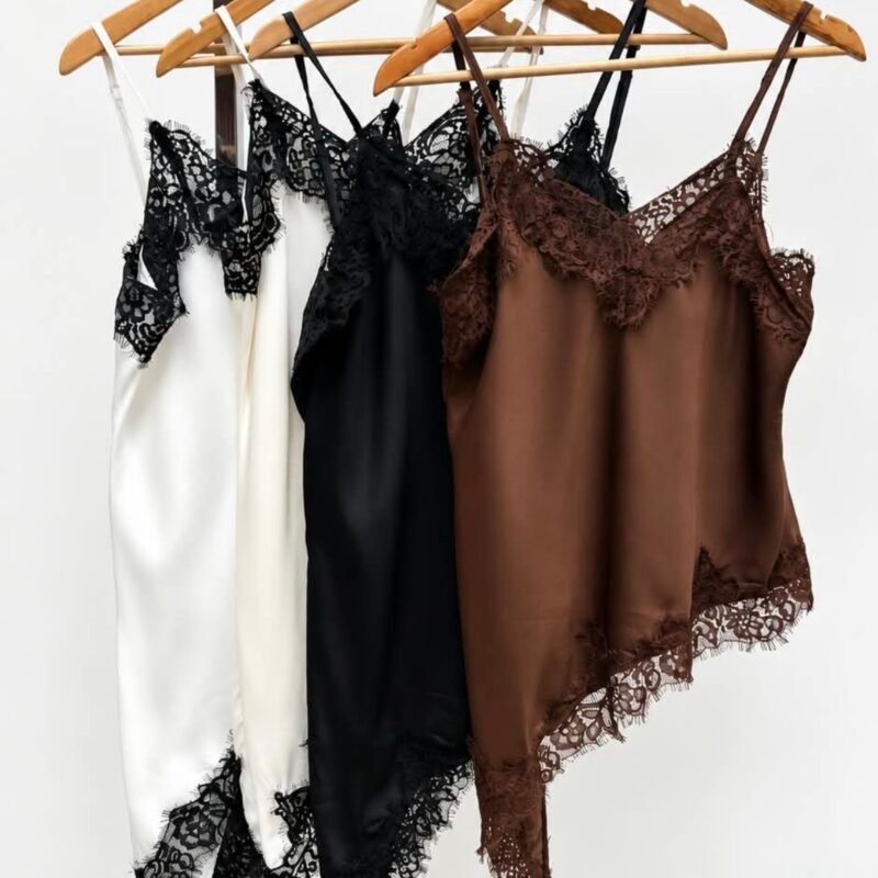 Blusa de saten con encaje
